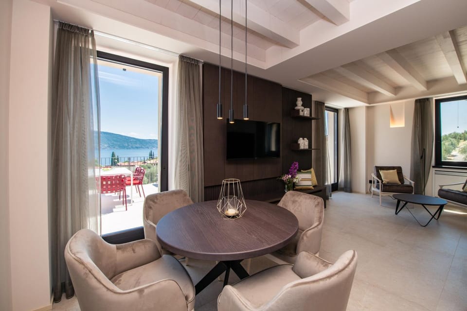 Torre Limonaia Superior Deluxe Apartment in Lake Garda