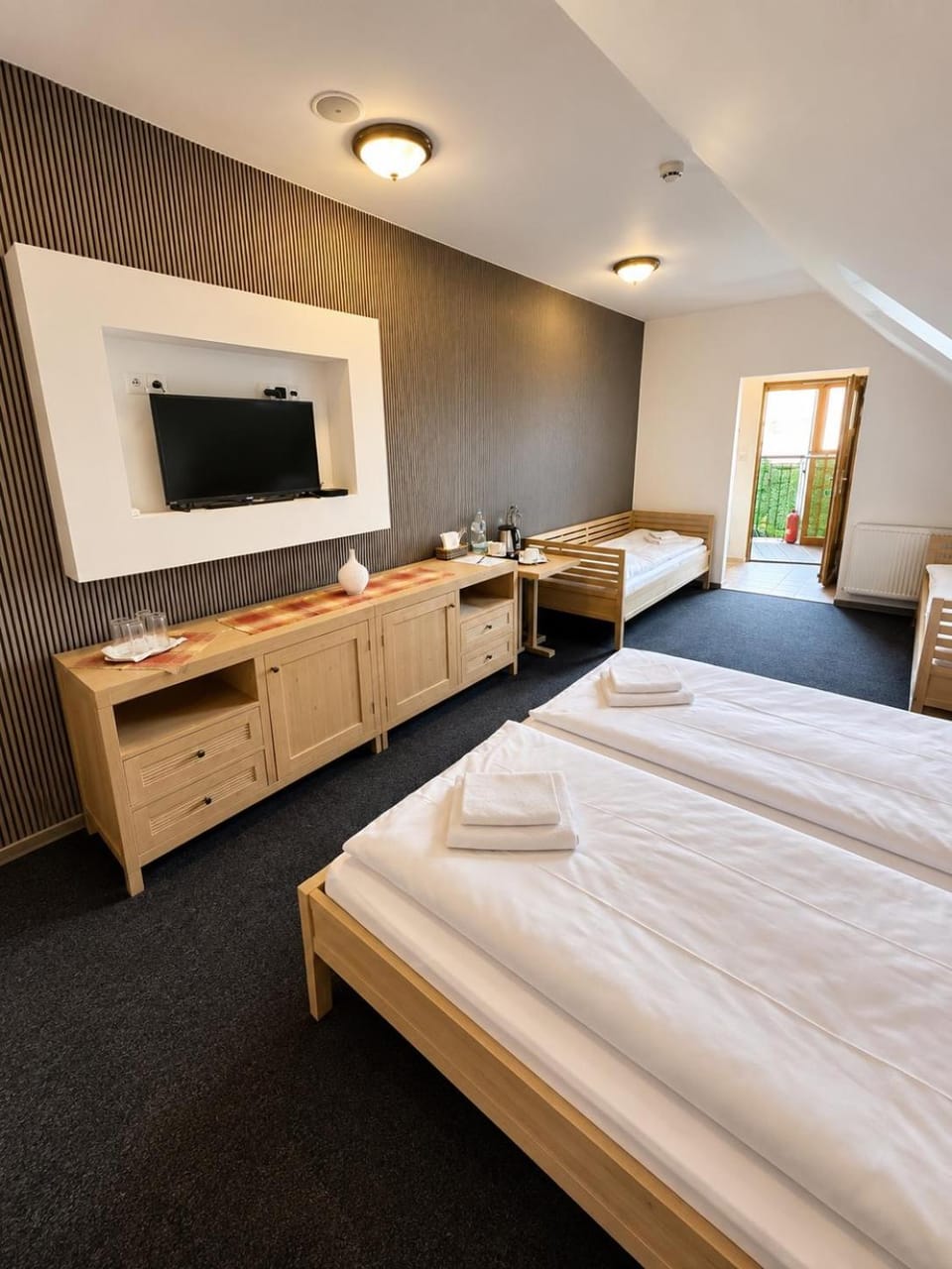Bed, TV and multimedia, Photo of the whole room, Bedroom, towels