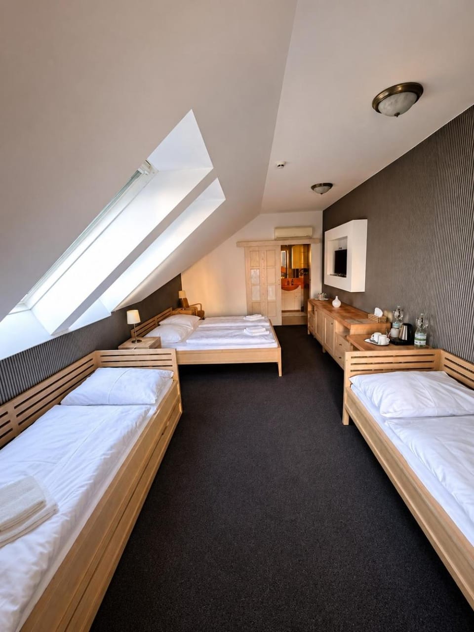 Bed, TV and multimedia, Photo of the whole room, Bedroom