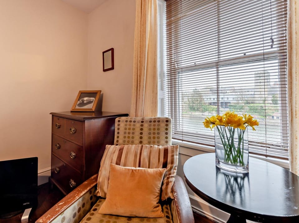 Bedroom, Lake view