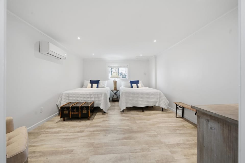 Bed, Photo of the whole room, Bedroom, air conditioner