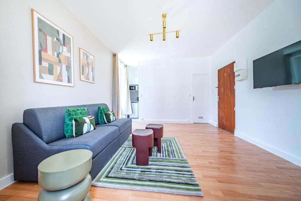 Facade/entrance, TV and multimedia, Living room, Seating area