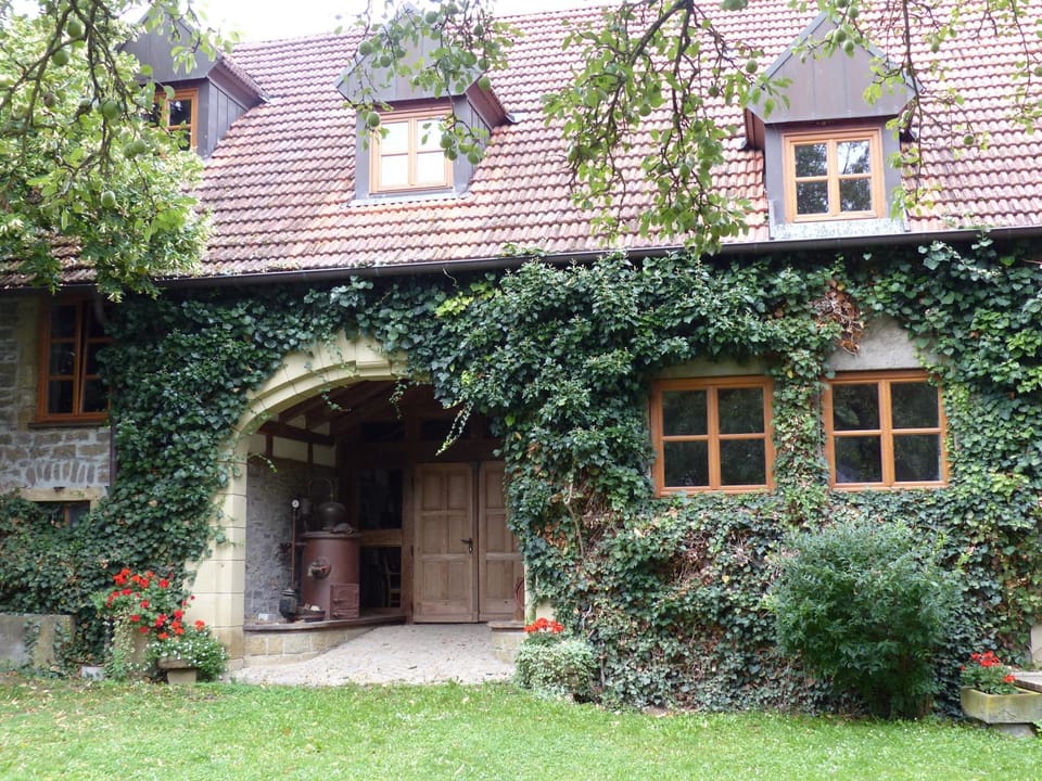 Property building, Facade/entrance, Day, Garden, Garden view