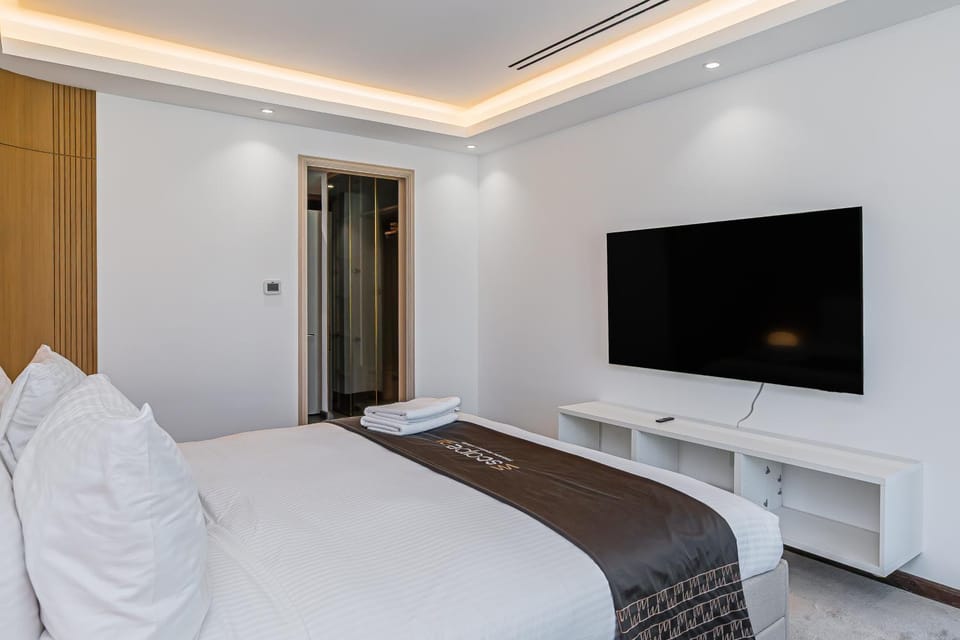 Bed, TV and multimedia, Photo of the whole room, Bedroom