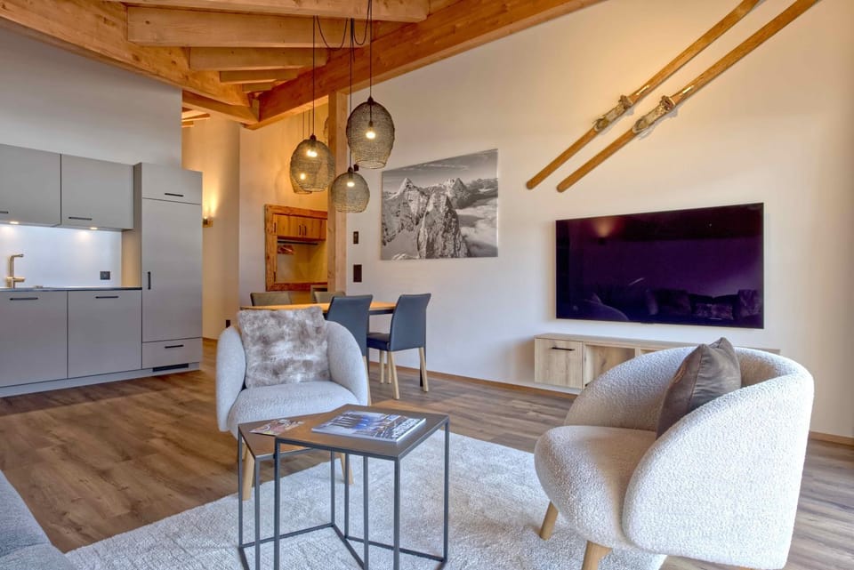 TV and multimedia, Kitchen or kitchenette, Living room, Seating area, Dining area