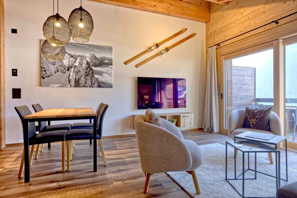 TV and multimedia, Living room, Seating area, Dining area