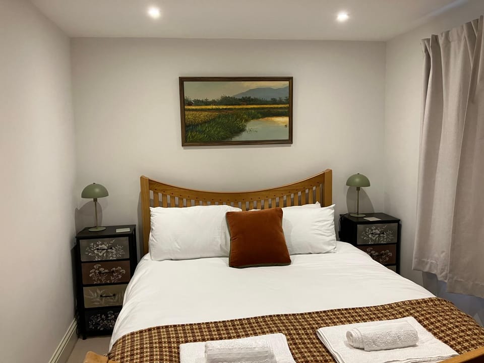 Stylish Montpellier Mews-courtyard and free parking House in Cheltenham