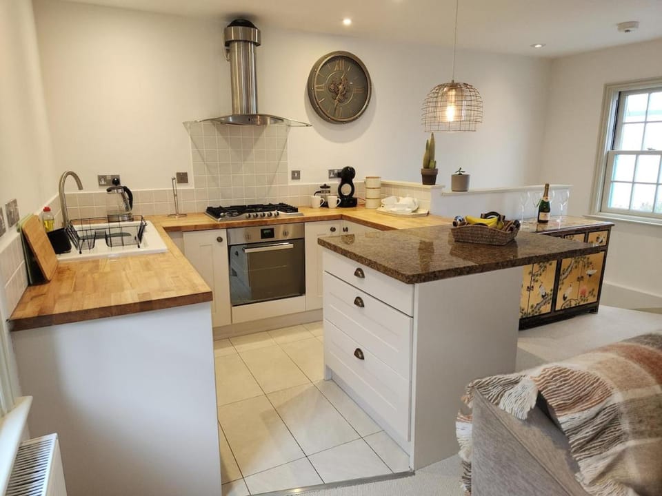 Stylish Montpellier Mews-courtyard and free parking House in Cheltenham
