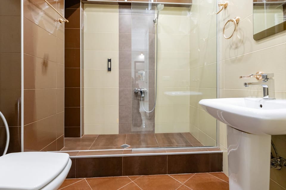 Shower, Toilet, Bathroom, towels