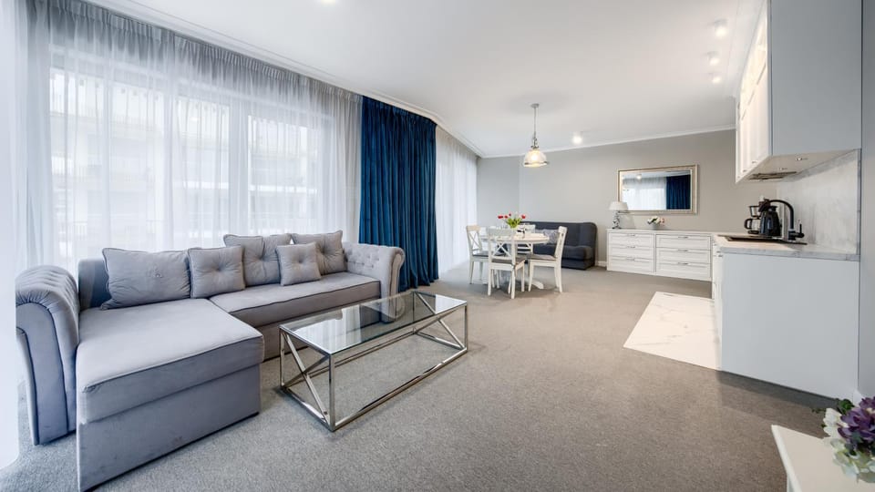 Kitchen or kitchenette, Living room, Seating area, Dining area