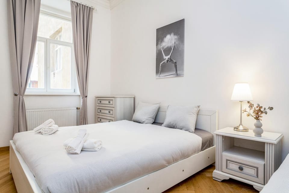 Bed, Bedroom, towels