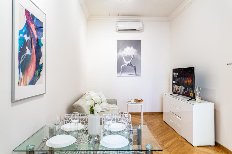 TV and multimedia, Living room, Seating area, Dining area, air conditioner