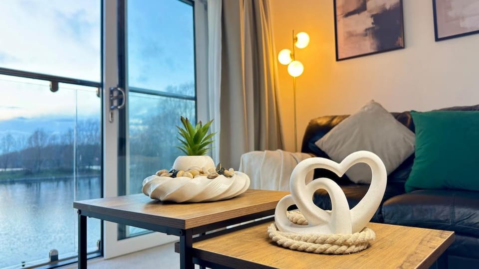 Stylish 4 Bedroom Lakefront Home with 7 Beds, Private Parking, Garden and Beautiful Lake Views Apartment in Doncaster