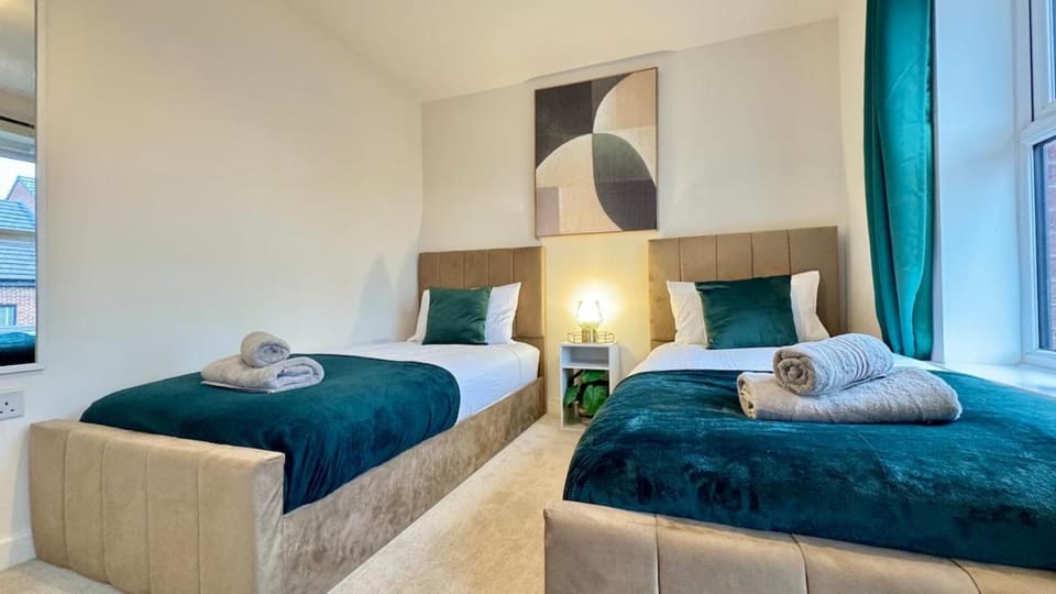 Stylish 4 Bedroom Lakefront Home with 7 Beds, Private Parking, Garden and Beautiful Lake Views Apartment in Doncaster