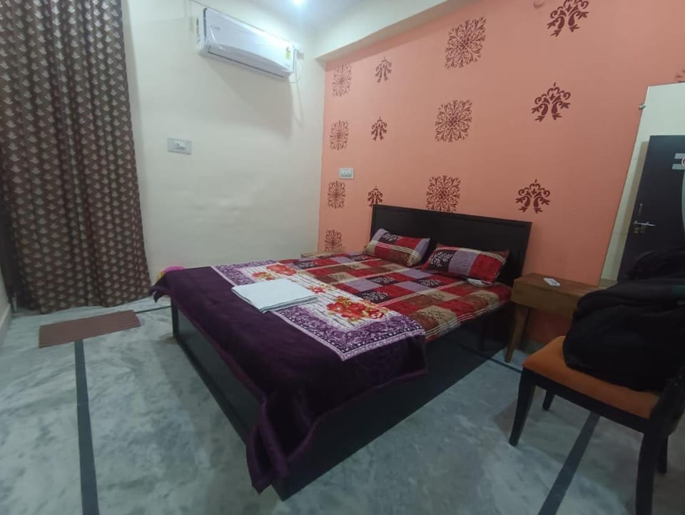 Photo of the whole room, Bedroom, air conditioner