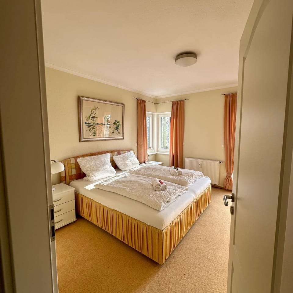 Bed, Photo of the whole room, Bedroom, towels