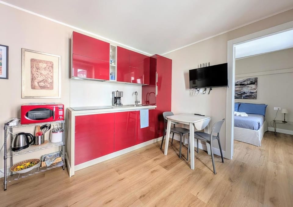 TV and multimedia, Coffee/tea facilities, Kitchen or kitchenette, Living room, Seating area, Dining area, stove