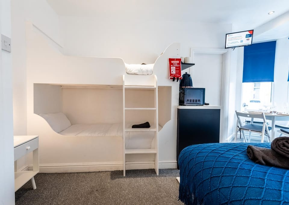Bed, TV and multimedia, Kitchen or kitchenette, bunk bed