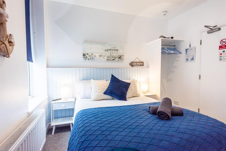 Bed, towels