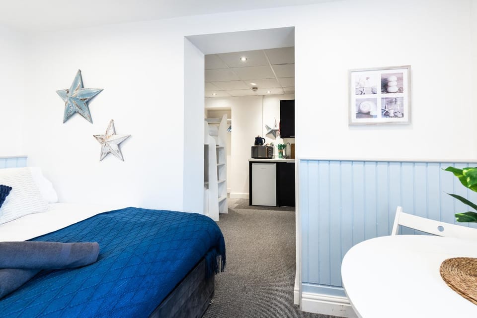 Bed, Kitchen or kitchenette, Seating area