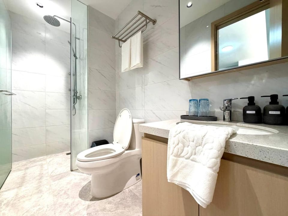 Shower, Toilet, Bathroom, towels