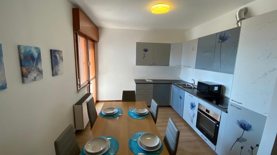 Dining area, Lunch, kitchen