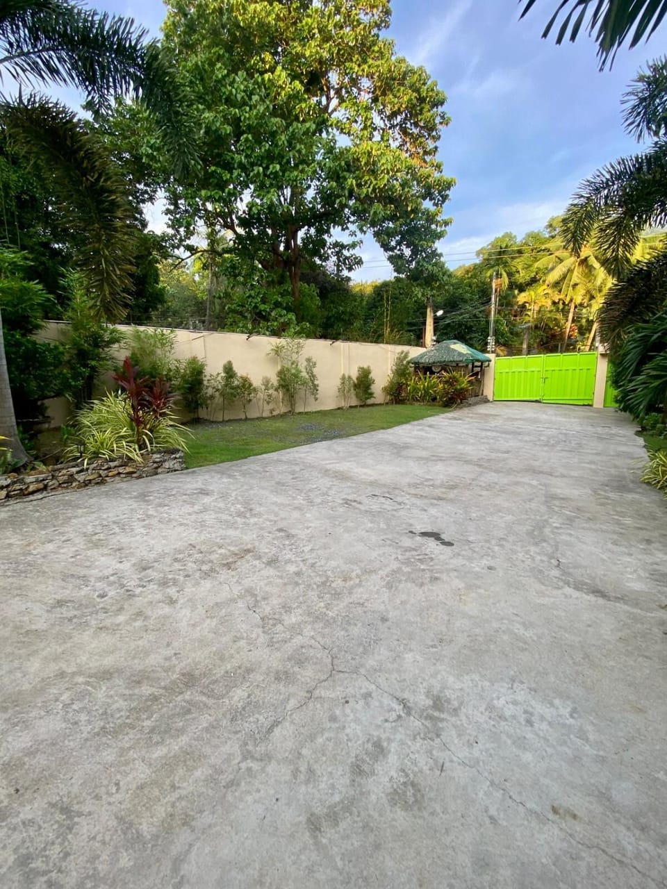 Spacious villa with pool, billiard, bbq & bonfire Villa in Olongapo