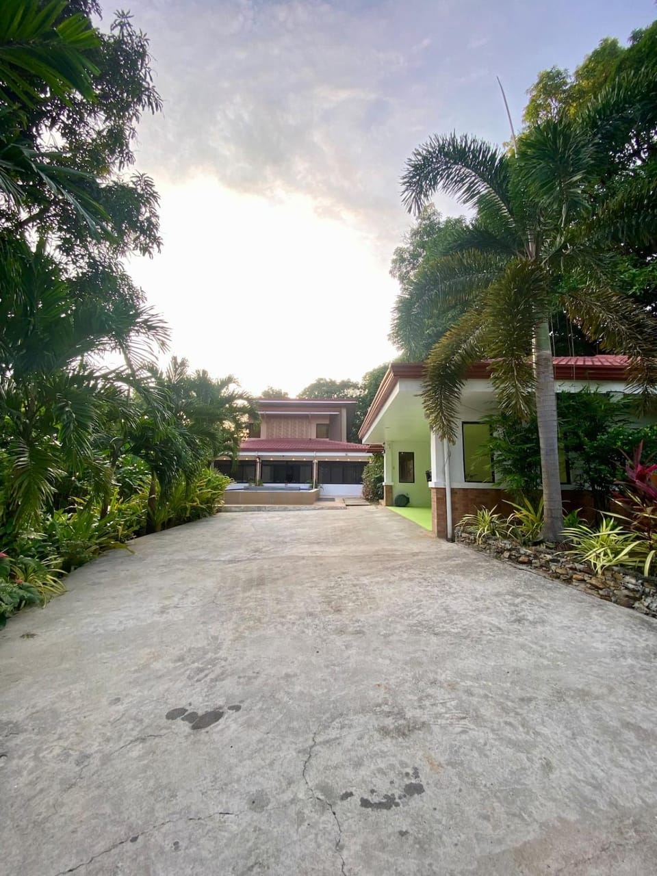 Spacious villa with pool, billiard, bbq & bonfire Villa in Olongapo