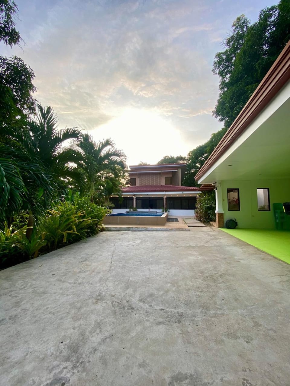 Spacious villa with pool, billiard, bbq & bonfire Villa in Olongapo