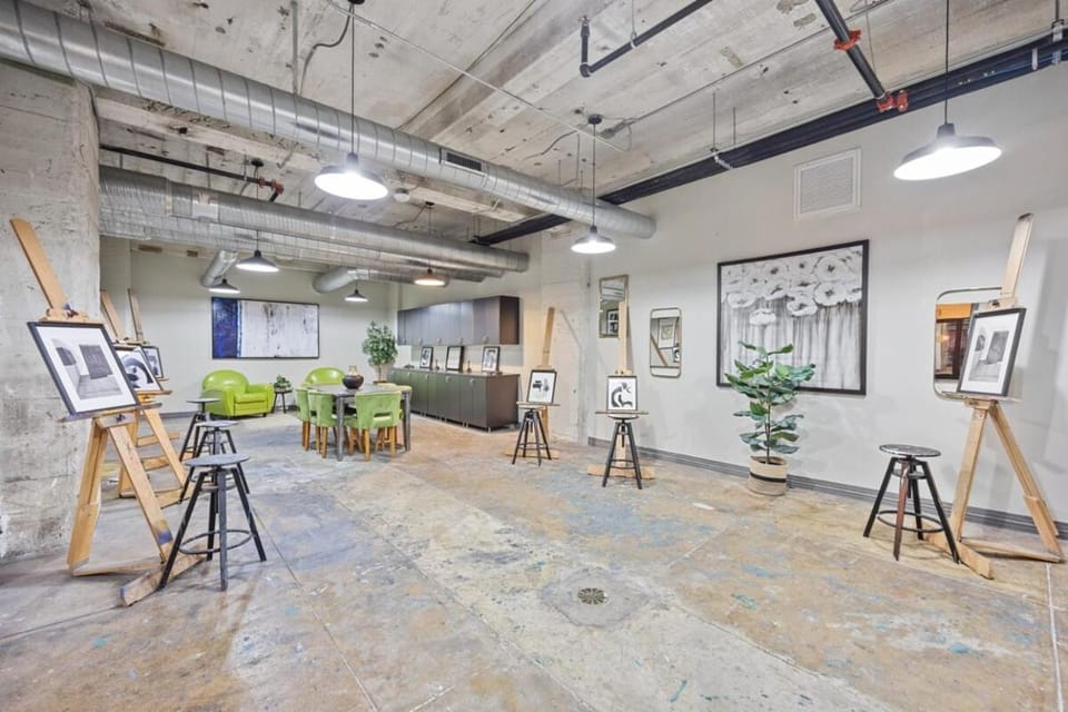 Beautiful Downtown Apartment with Pool, Laundry, Parking Apartment in Dallas