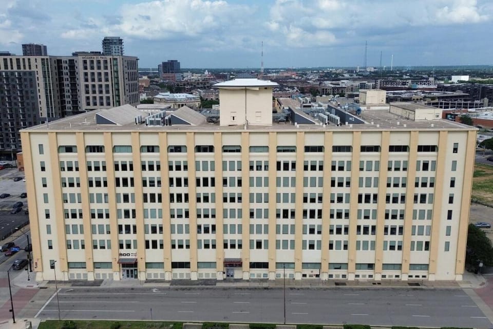 Beautiful Downtown Apartment with Pool, Laundry, Parking Apartment in Dallas