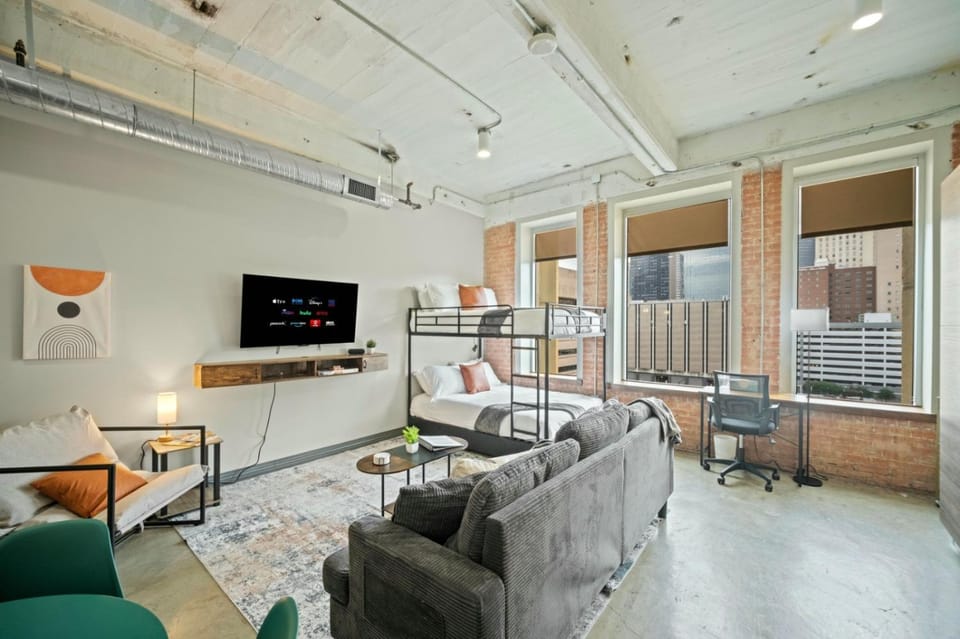 Communal lounge/ TV room, Bed, TV and multimedia, Living room, Photo of the whole room, Seating area, Evening entertainment, Bedroom