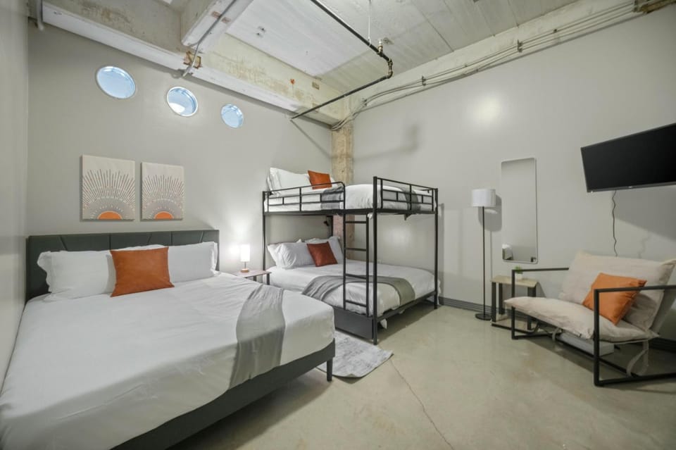 Bed, TV and multimedia, Bedroom, bunk bed