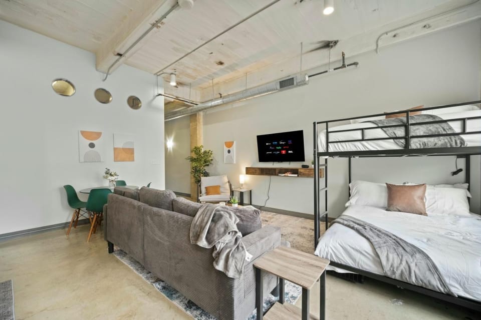 Bed, TV and multimedia, Living room, Photo of the whole room, Seating area, bunk bed, air conditioner