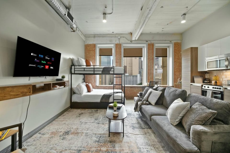 Communal lounge/ TV room, TV and multimedia, Living room, Seating area, Evening entertainment