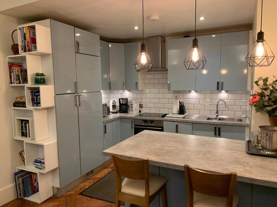 Coffee/tea facilities, Kitchen or kitchenette, Dining area, dishwasher, microwave, oven, stove, toaster, washing machine