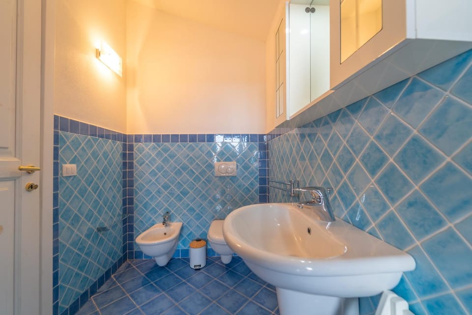 Toilet, bidet
