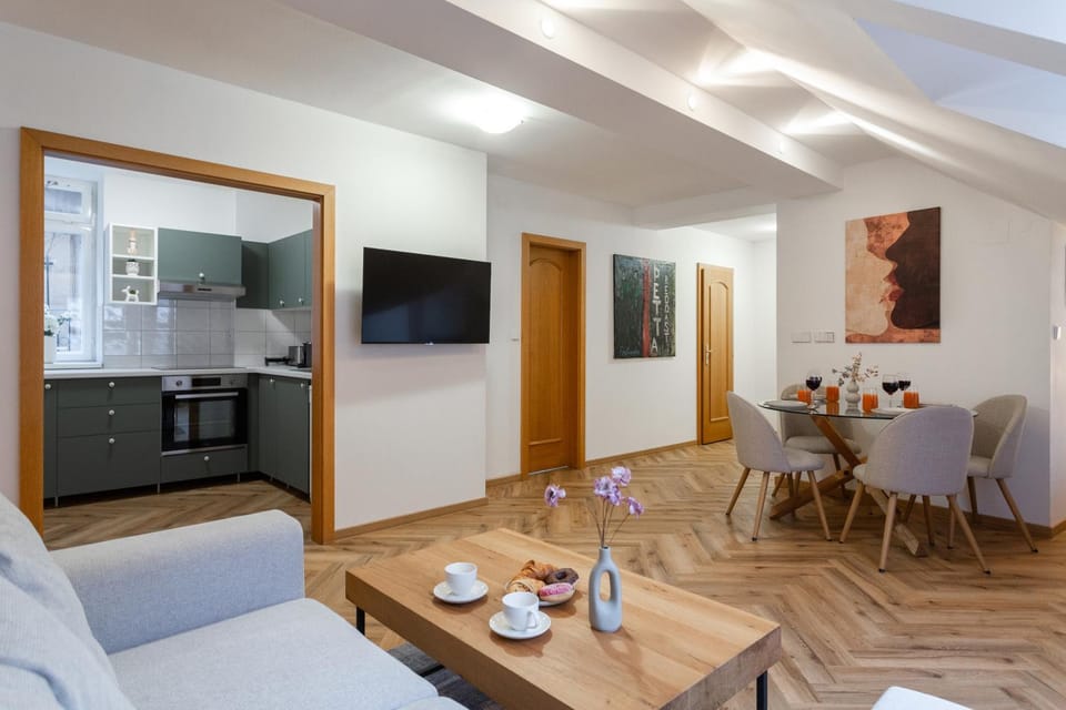 TV and multimedia, Coffee/tea facilities, Kitchen or kitchenette, Living room, Seating area, Dining area, oven, stove