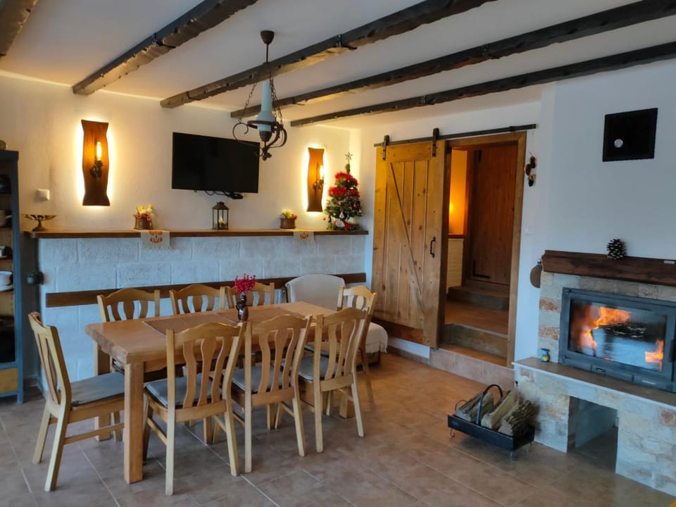 Communal lounge/ TV room, TV and multimedia, Kitchen or kitchenette, Living room, Seating area, Dining area, Evening entertainment, flat iron