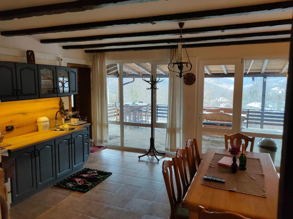 Restaurant/places to eat, Kitchen or kitchenette, Living room, Dining area, pet friendly, stove