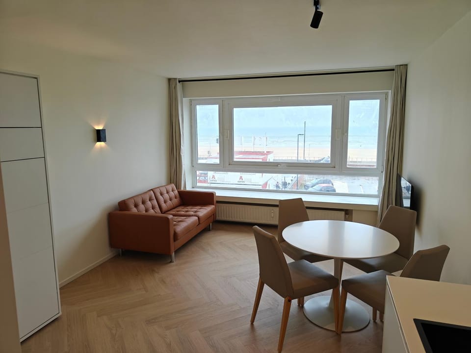 Zeezicht appartement strand Mariakerke Oostende Apartment in Ostend