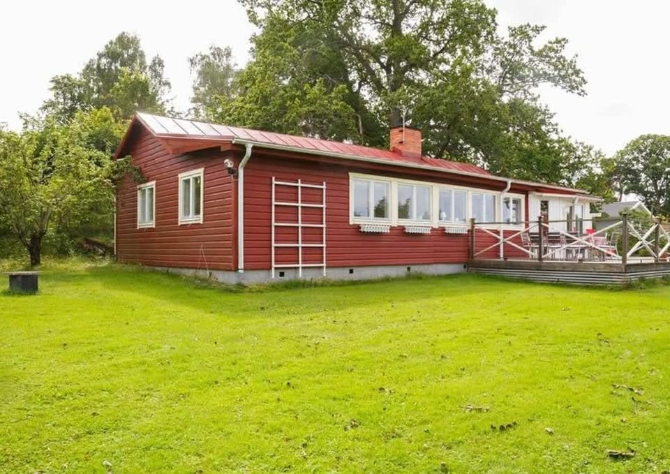 Sjötomt med privat brygga, roddbåt & solnedgång Villa in Sweden
