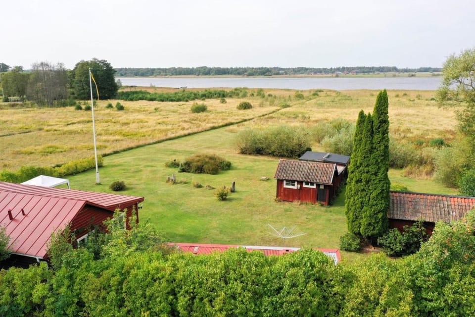 Sjötomt med privat brygga, roddbåt & solnedgång Villa in Sweden