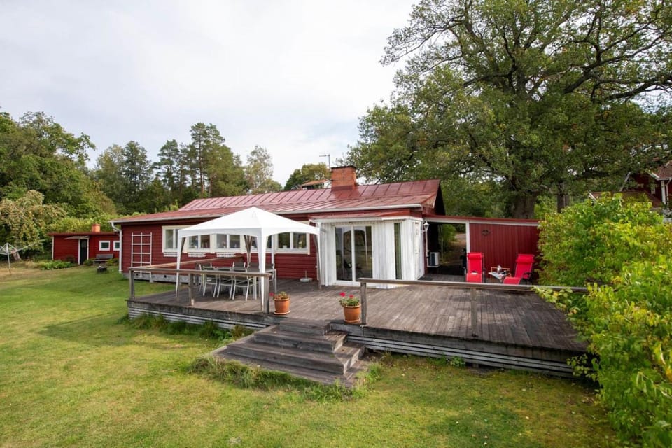 Sjötomt med privat brygga, roddbåt & solnedgång Villa in Sweden