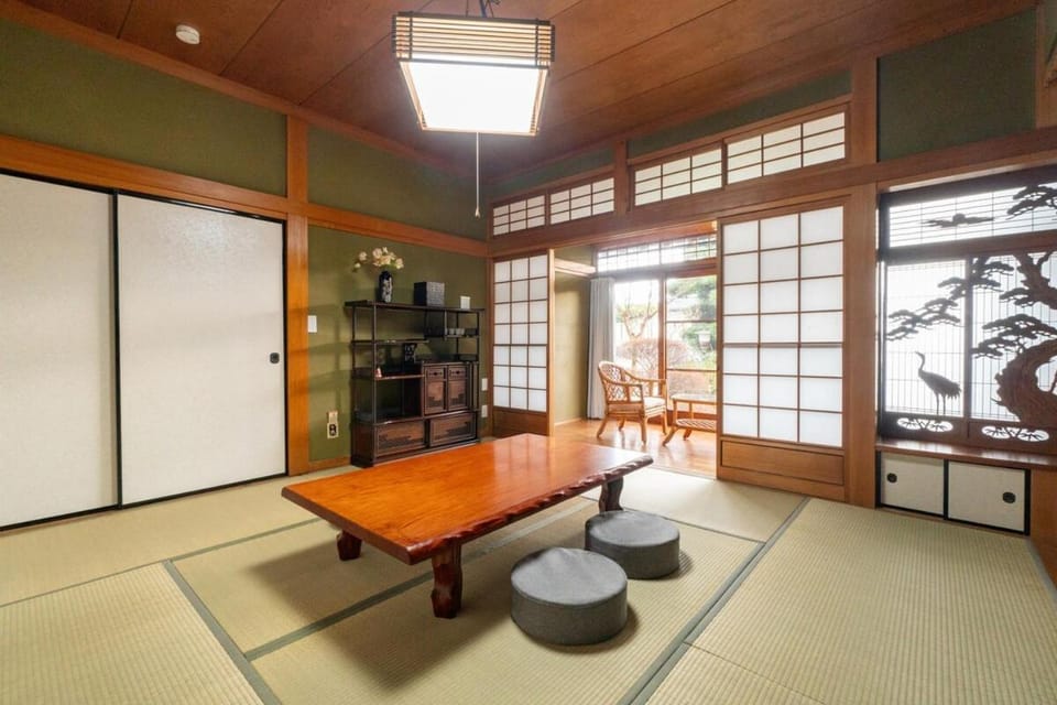Dazai-fu Japanese-style residence Spacious 5LDK for up to 16 people Enjoy a comfortable stay with 2 parking spaces and 3 bathrooms Apartment in Fukuoka Prefecture