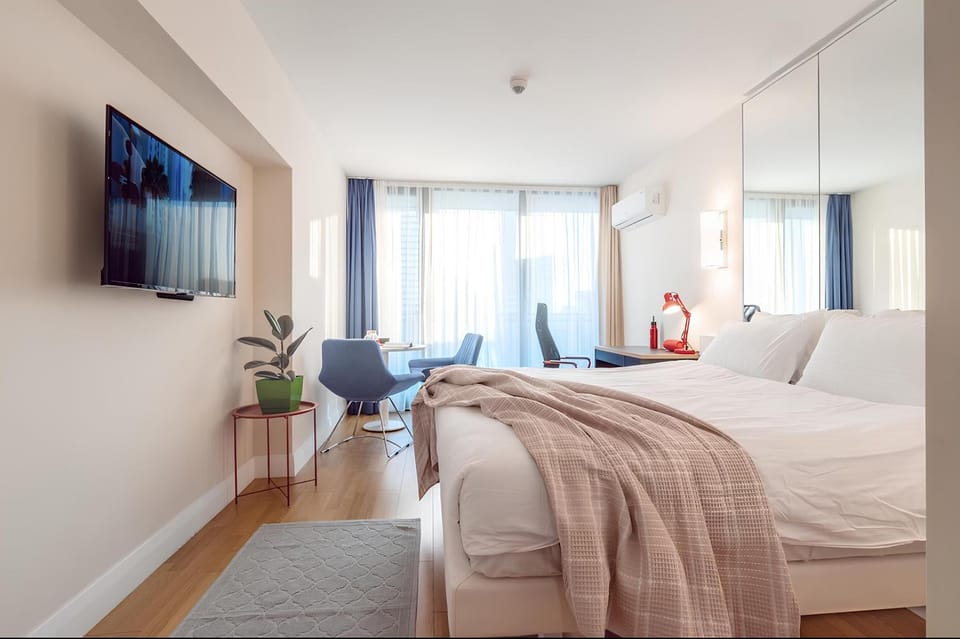 Communal lounge/ TV room, Bed, TV and multimedia, Living room, Photo of the whole room, Seating area, Evening entertainment, Bedroom, towels