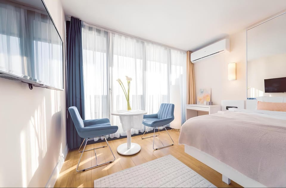 Bed, TV and multimedia, Living room, Photo of the whole room, Seating area, Bedroom, hair dresser, air conditioner