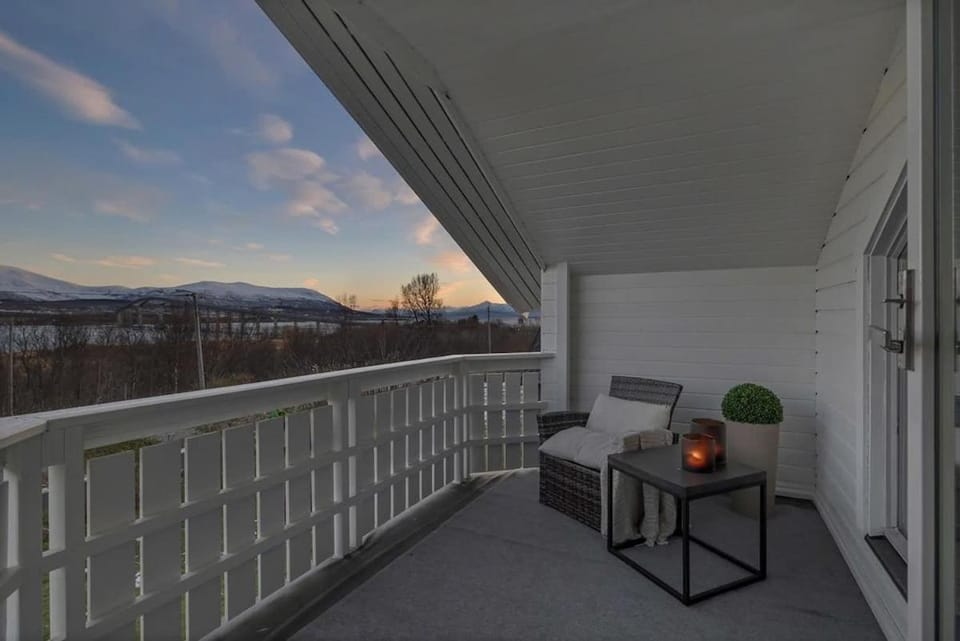 Apartment with sea views,veranda, and free parking Apartment in Tromso