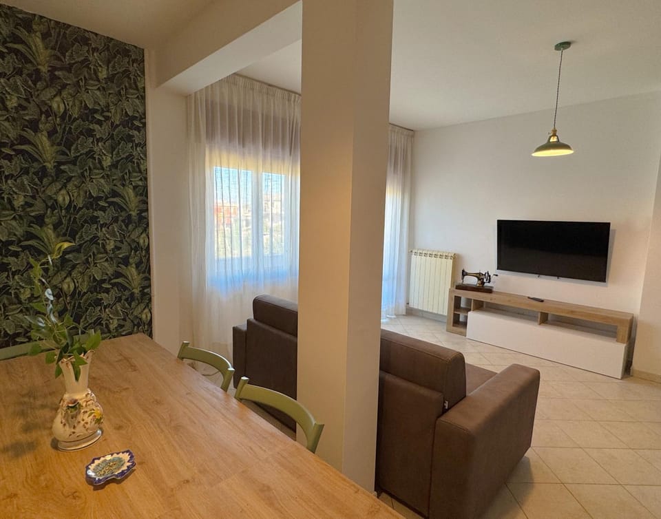 TV and multimedia, Living room, Seating area, Dining area