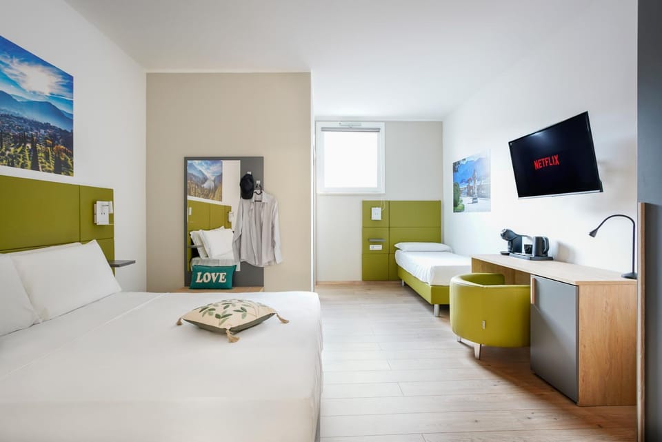 Bed, TV and multimedia, Photo of the whole room, Bedroom